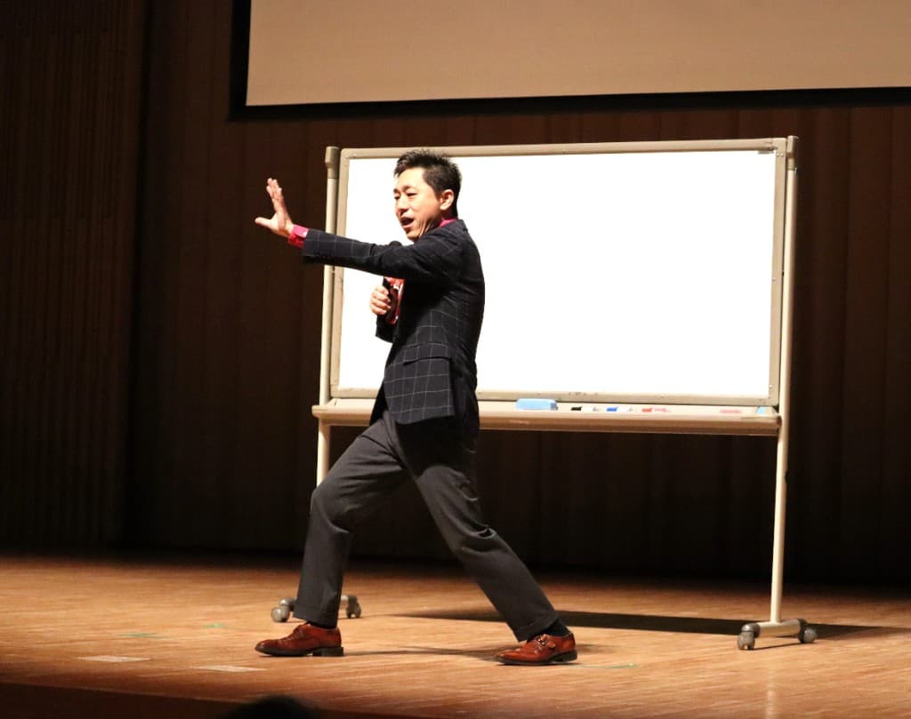 ホワイトボードの前でカスハラ対策を説明する講師